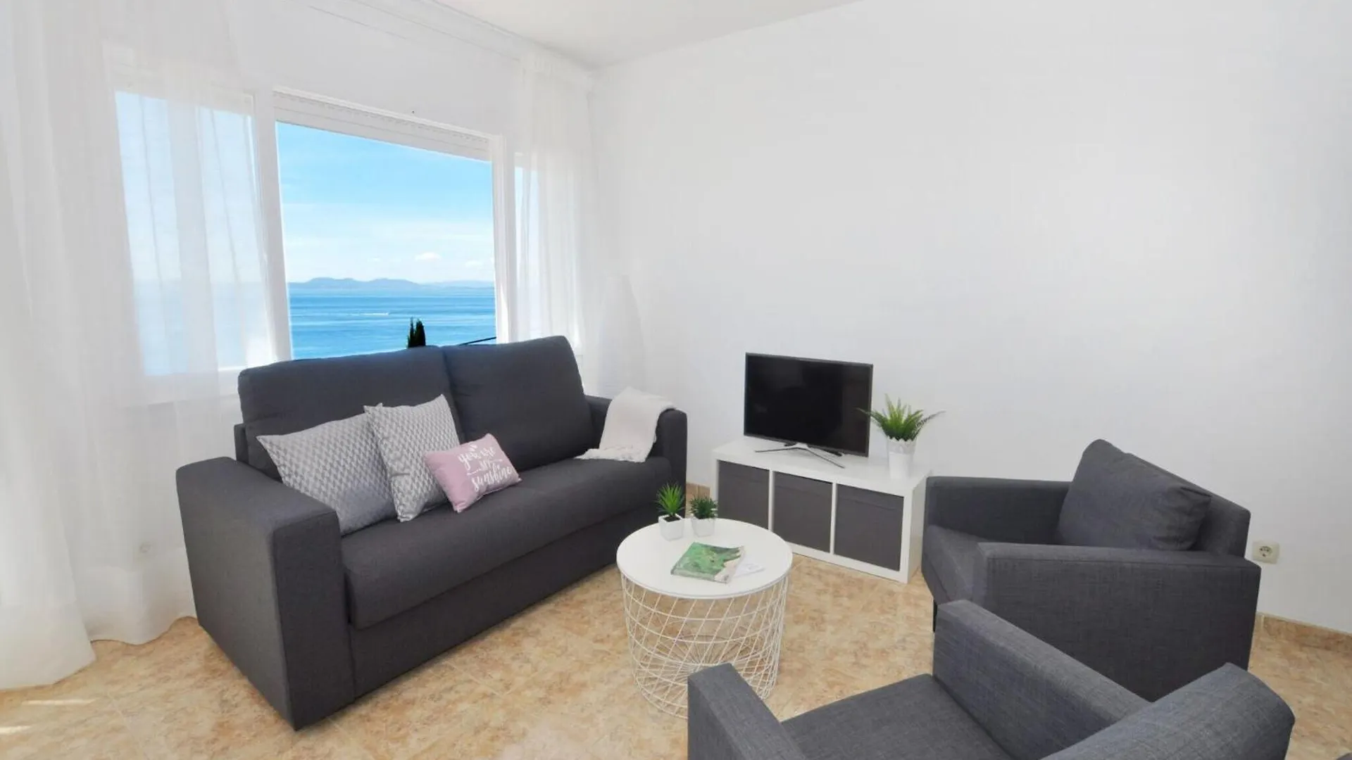 Beautiful Apartment Near Canyelles Town Roses